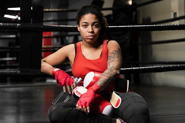 Athletic boxer mujer tomando un descanso de hacer ejercicio