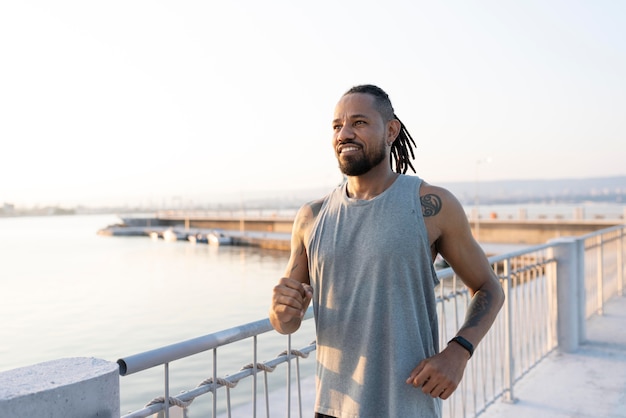 Atleta afroamericano haciendo ejercicio al aire libre