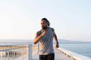 Foto gratuita atleta afroamericano haciendo ejercicio al aire libre