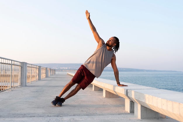 Foto gratuita atleta afroamericano haciendo ejercicio al aire libre