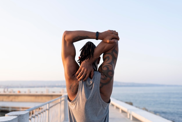 Foto gratuita atleta afroamericano haciendo ejercicio al aire libre