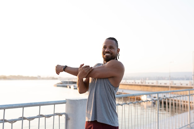 Foto gratuita atleta afroamericano haciendo ejercicio al aire libre