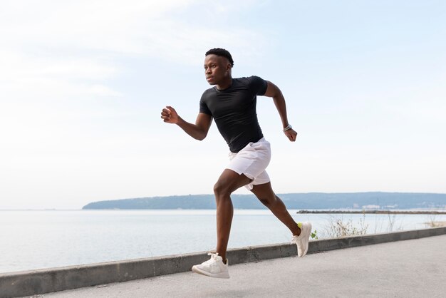 Atleta afroamericano haciendo ejercicio