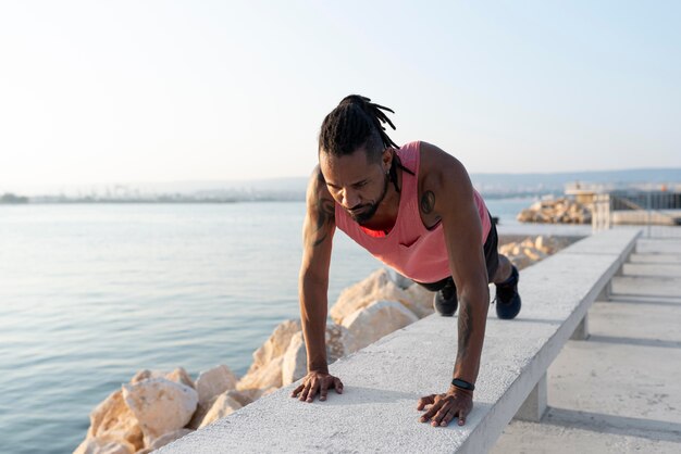 Atleta afroamericano en ropa deportiva al aire libre