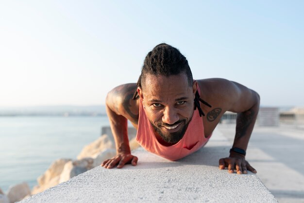 Atleta afroamericano en ropa deportiva al aire libre