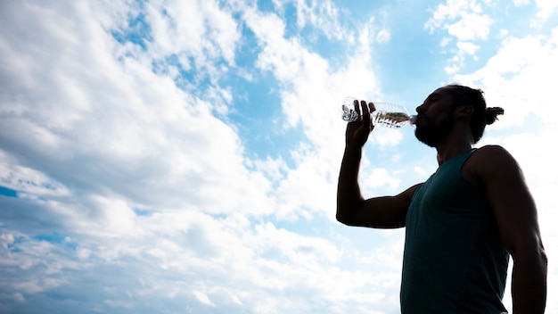 Atleta agua potable con espacio de copia