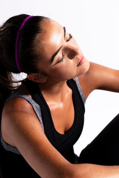 Foto gratuita atleta de alto ángulo en traje de gimnasia con los ojos cerrados