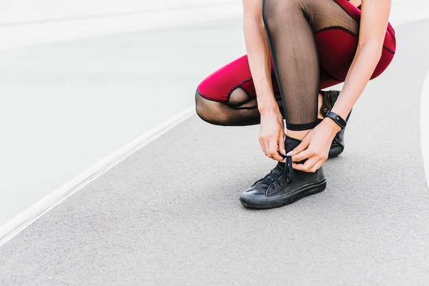 Atleta atando los cordones de sus zapatos.