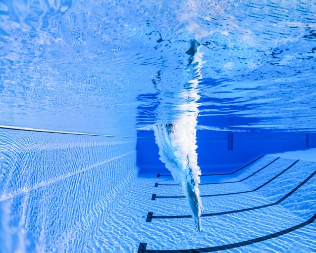 Atleta buceando en un po de natación