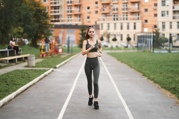 Atleta corre en el estadio.