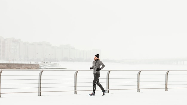 Atleta corriendo al aire libre en la nieve