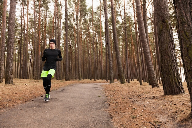 Atleta corriendo en bosque