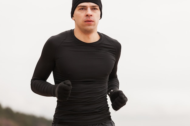 Foto gratuita atleta corriendo por la playa