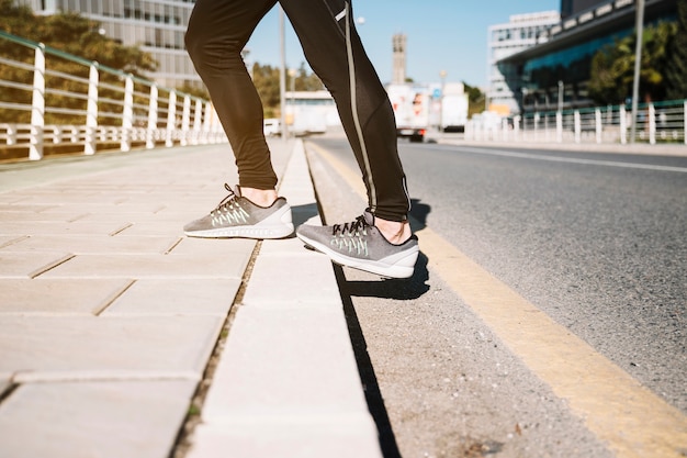 Atleta de la cosecha que ejercita en la acera