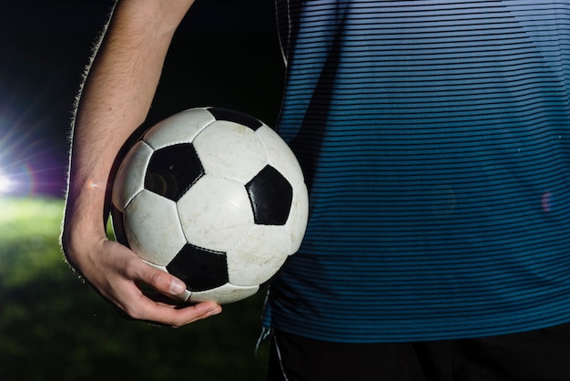 Atleta de cultivo con balón de fútbol