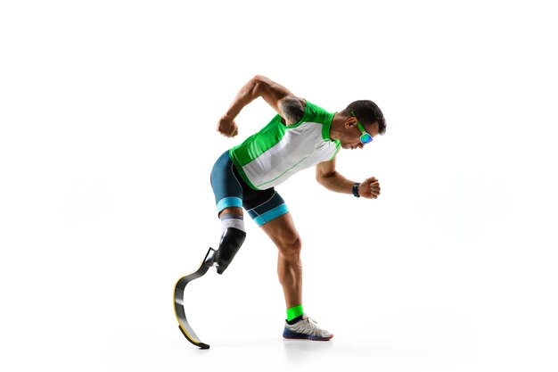 Atleta con discapacidad o amputado aislado sobre fondo blanco de estudio.