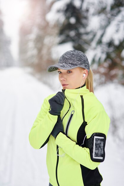 Atleta femenina cansada tomando un breve descanso