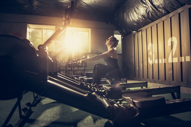 La atleta femenina entrenando duro en el gimnasio.