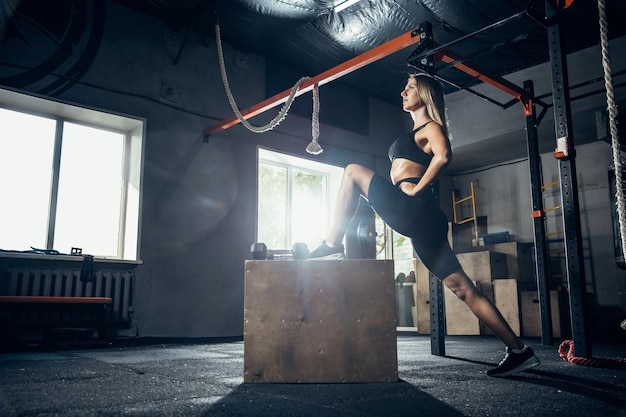 La atleta femenina entrenando duro en el gimnasio.