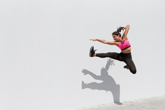 Atleta femenina haciendo ejercicio al aire libre