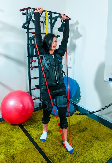 Foto gratuita la atleta femenina haciendo ejercicio en un gimnasio