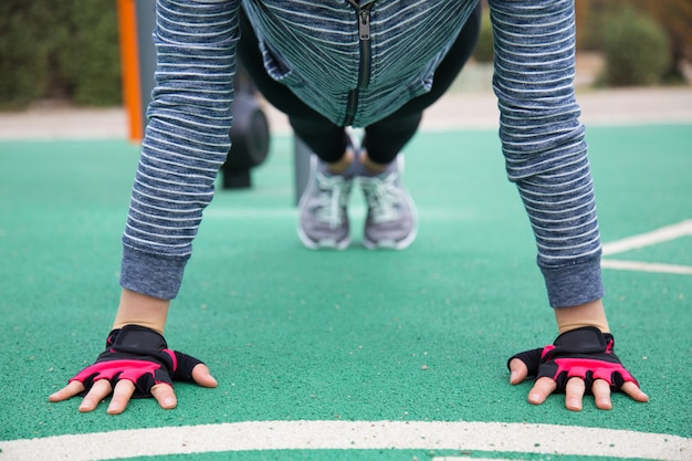 Atleta femenina haciendo flexiones