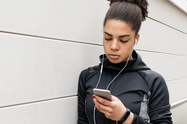 Atleta femenina joven con auriculares