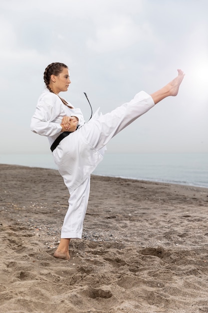 Atleta femenina en traje de karate