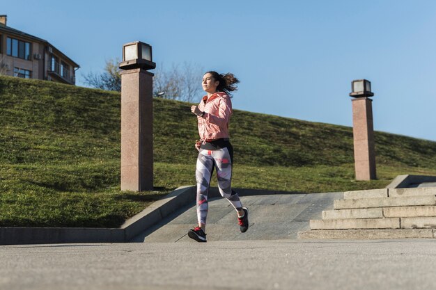 Atleta en forma corriendo al aire libre