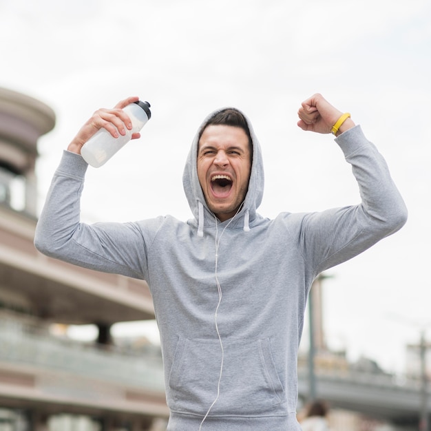 Foto gratuita atleta en forma feliz después de correr al aire libre