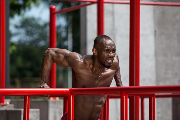 El atleta en forma haciendo ejercicios en el estadio.