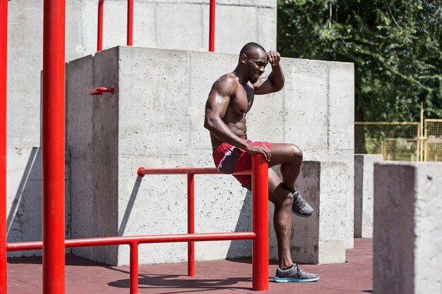 El atleta en forma haciendo ejercicios en el estadio.