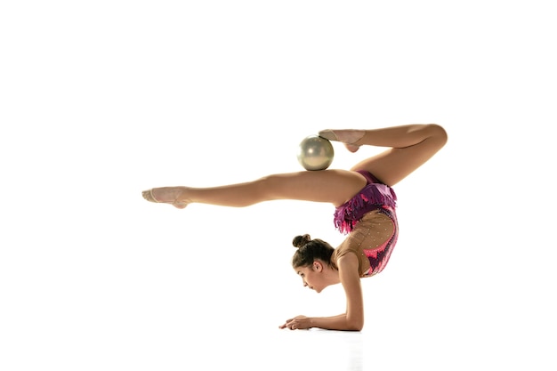 Atleta de gimnasia joven aislado en la pared blanca del estudio