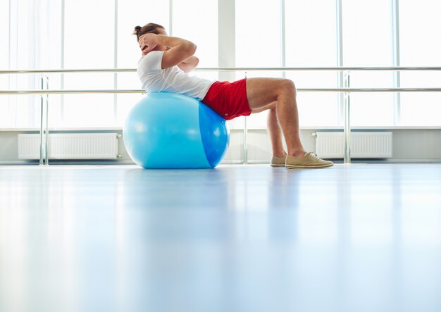 Atleta haciendo abdominales