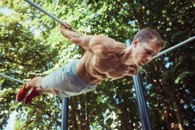 Atleta haciendo ejercicios en el estadio en el parque