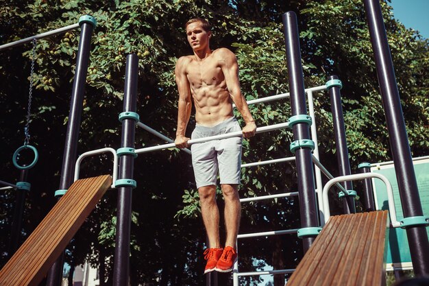 Atleta haciendo ejercicios en el estadio en el parque