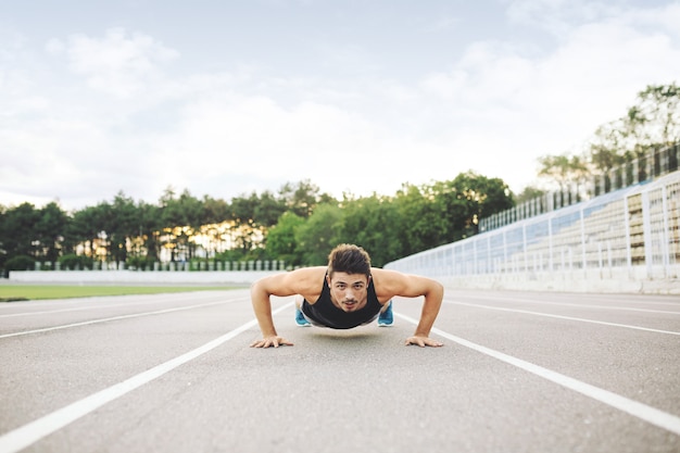 Atleta haciendo flexiones