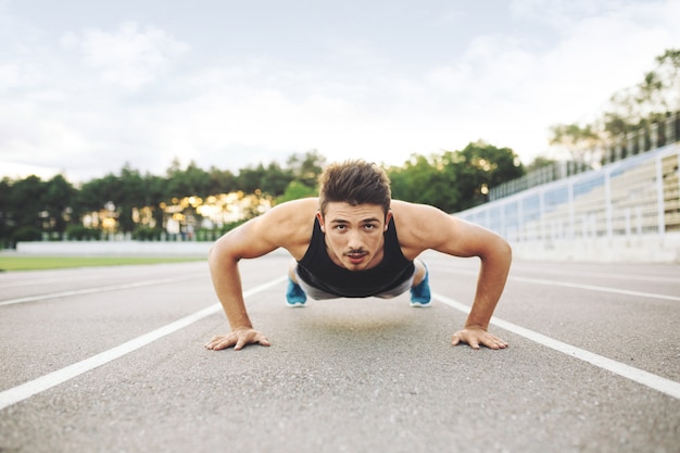 Foto gratuita atleta haciendo flexiones