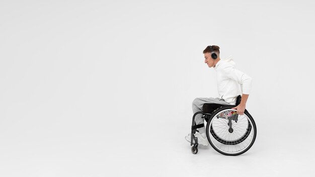 Atleta joven discapacitado en silla de ruedas