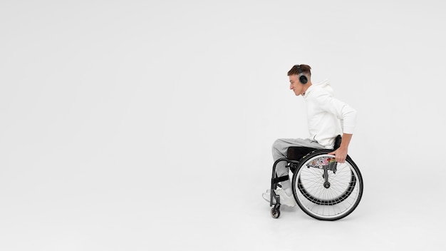 Atleta joven discapacitado en silla de ruedas