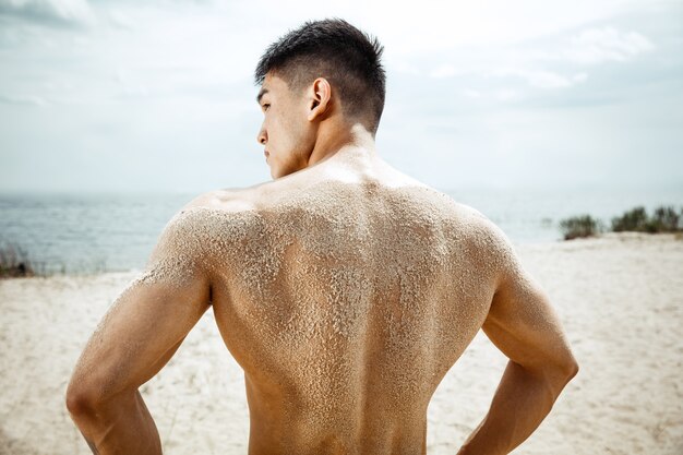 Atleta joven sano haciendo ejercicio en la playa