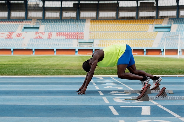 Atleta en la línea de salida en el estadio