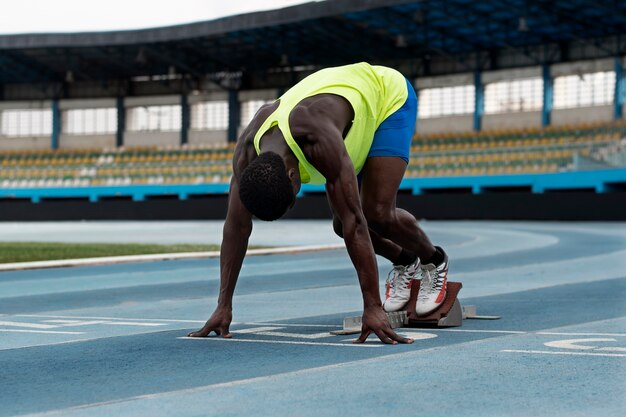 Atleta en la línea de salida en el estadio