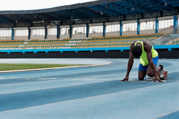 Atleta en la línea de salida en el estadio