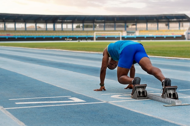 Atleta en la línea de salida en el estadio