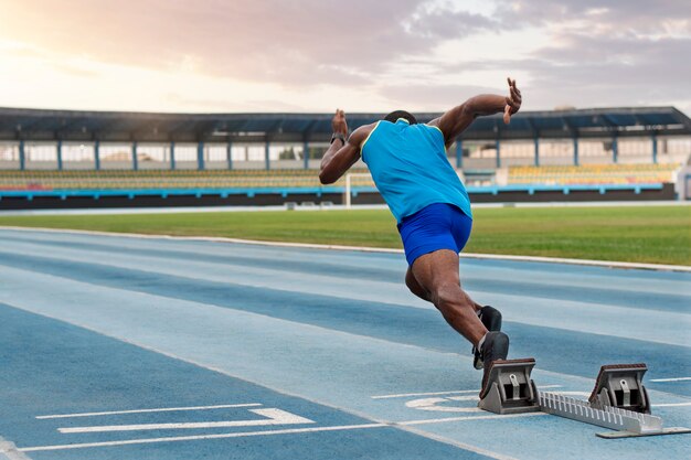 Atleta en la línea de salida en el estadio