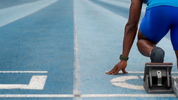 Atleta en la línea de salida en el estadio