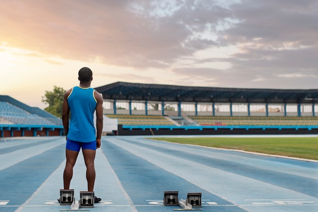 Atleta en la línea de salida en el estadio