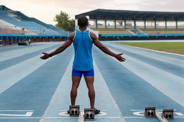 Atleta en la línea de salida en el estadio