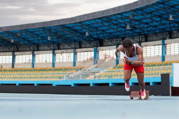 Atleta en la línea de salida en el estadio